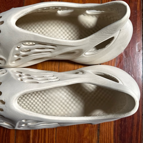 Men’s 11 Adidas Foam Runner Yeezy White Kanye West Slides Slip on Shoes Slippers - Picture 15 of 15